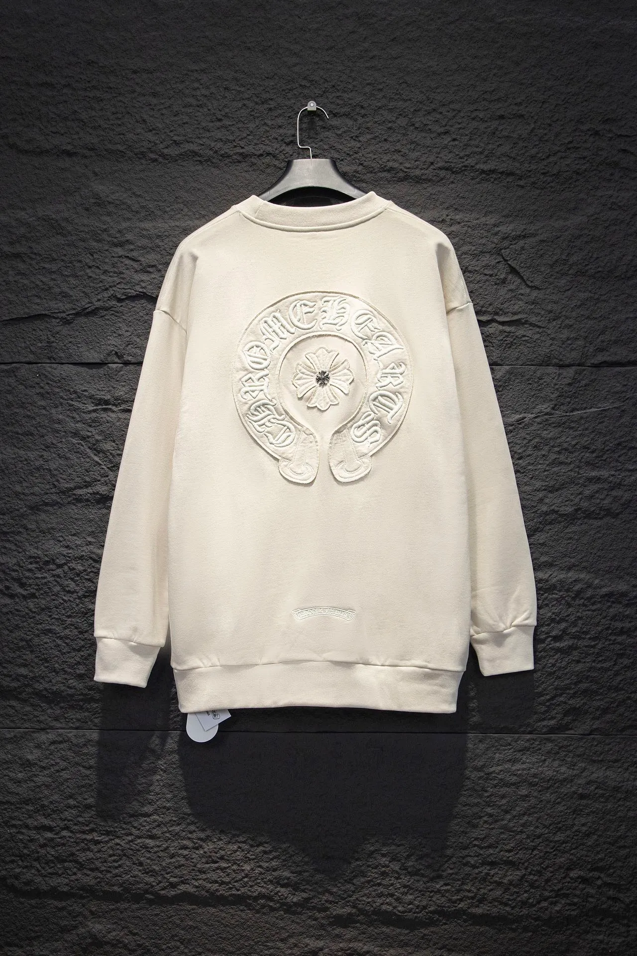 P260 🆕Chrome Hearts Home 420 grams, different from the market, texture is incomprehensible, os version is really charming, Chrome Home is also really unique, every new season's new product version is to the extreme, very practical, can be worn casually, nice✔️ - ⚠️100% cotton, using custom-dyed terry cotton sweatshirt surface, 420g double yarn, comfortable feel Made from imported knitting needle carded cotton, the thickness is moderate, drapey and contoured, making the upper body comfortable! ! It is very tolerant to fat body types and can instantly lose five pounds after wearing it!  Front panel #Back panel hardware elements# The English letters are arranged artistically. Imported Tajima high-density heavy-duty embroidery technology. The fonts are three-dimensional and full. The body is treated with washed and distressed elements, which greatly increases the interest of the clothing; unique visual effects.  Hem Loose closing Double-layer fabric Good closing effect Exquisite hemming Color: washed black, apricot Size: S-M-L-XL